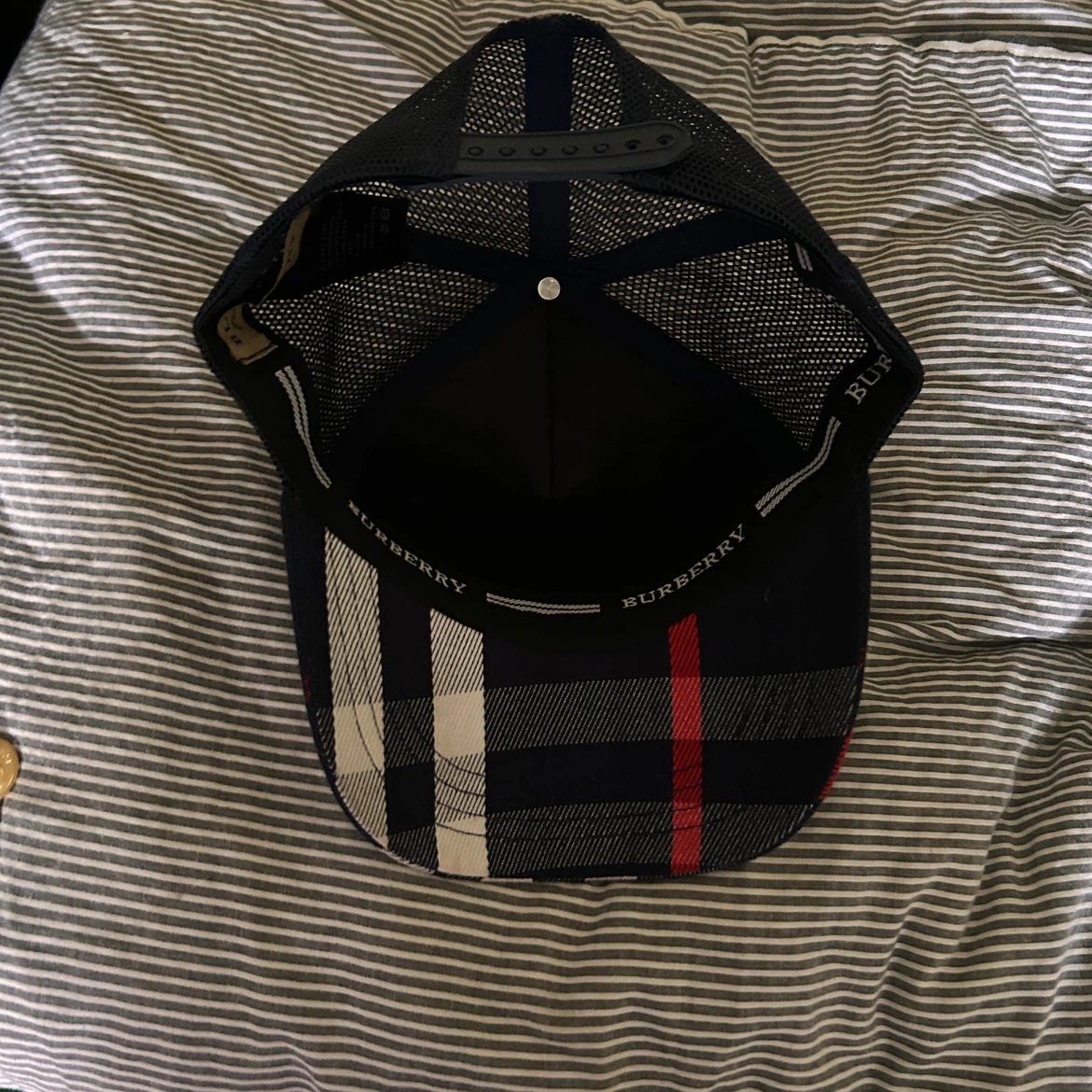 Burberry hat need gone - photo 2