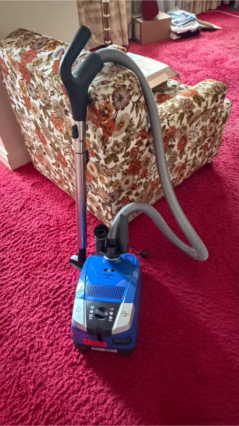 Miele S6 Silence Momentum Vacuum Cleaner - photo 2