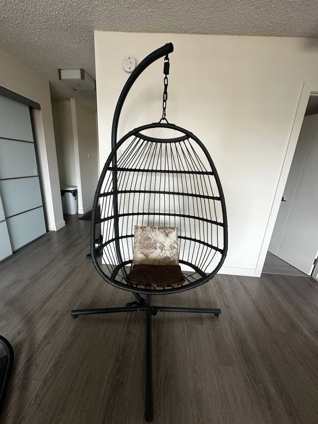 Egg Swing with Stand and Cushions