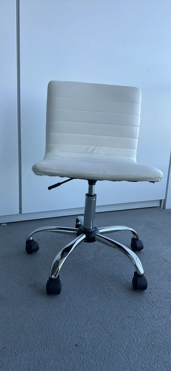 White rolling office chair - photo 2
