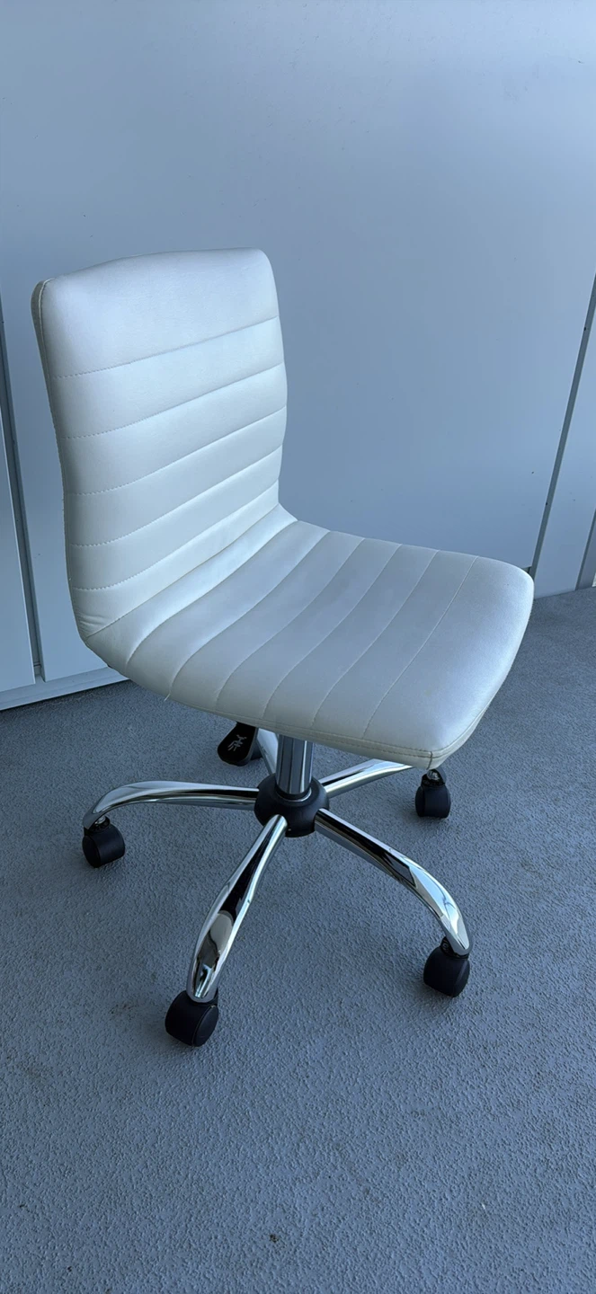 White rolling office chair - photo 3