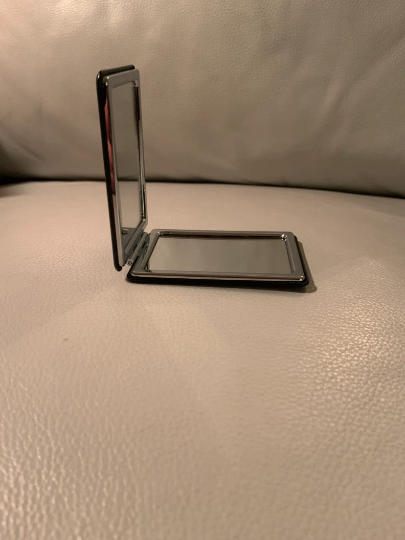 Slim Folding Compact Mirror – Like New - photo 3