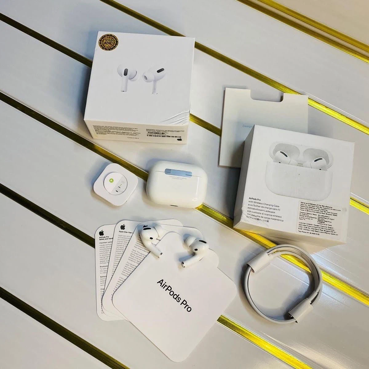 Apple AirPods Pro with Charging Case - photo 3