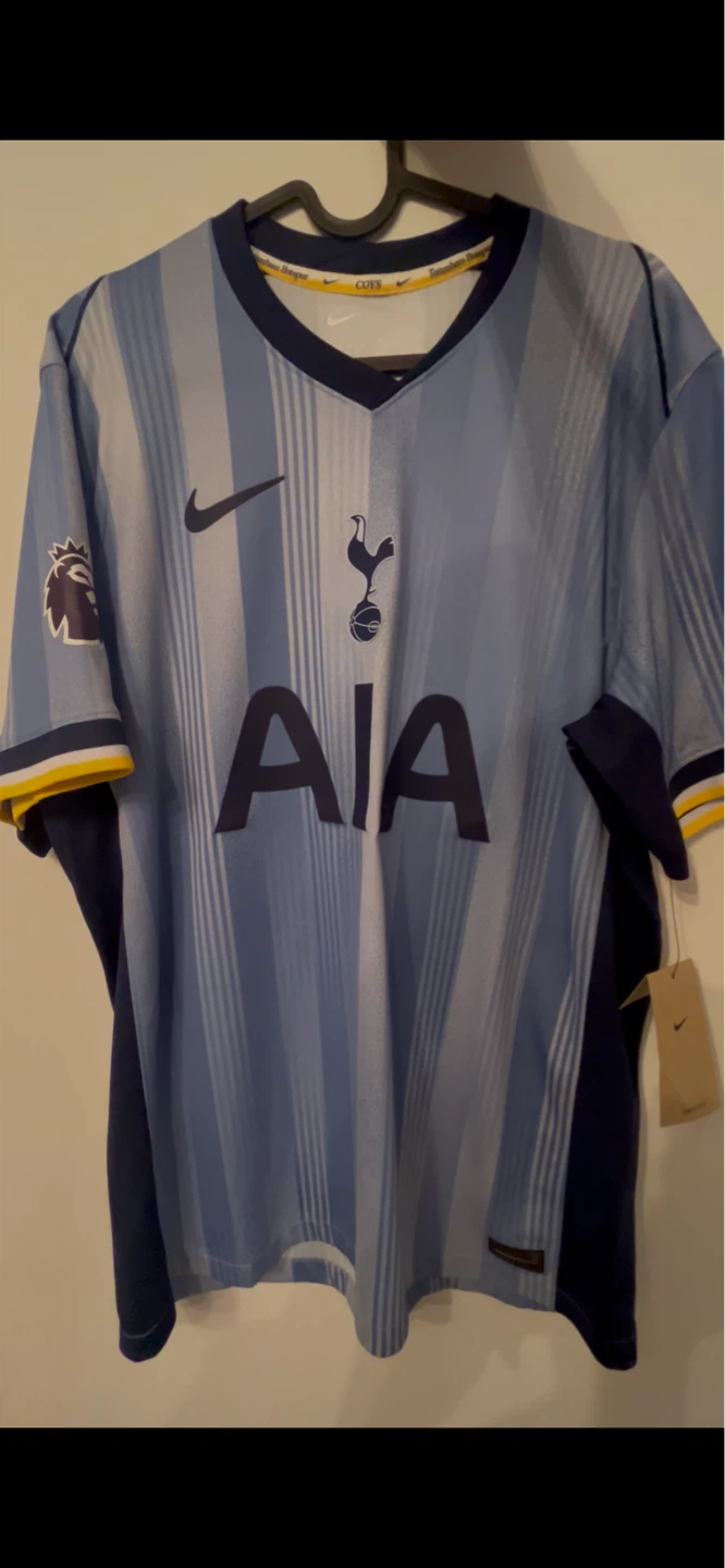 Selling a 22/23 Tottenham away Micky van de Ven jersey.