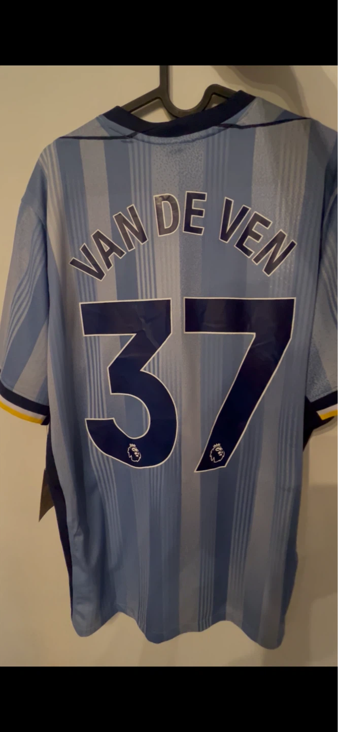 Selling a 22/23 Tottenham away Micky van de Ven jersey. - photo 2