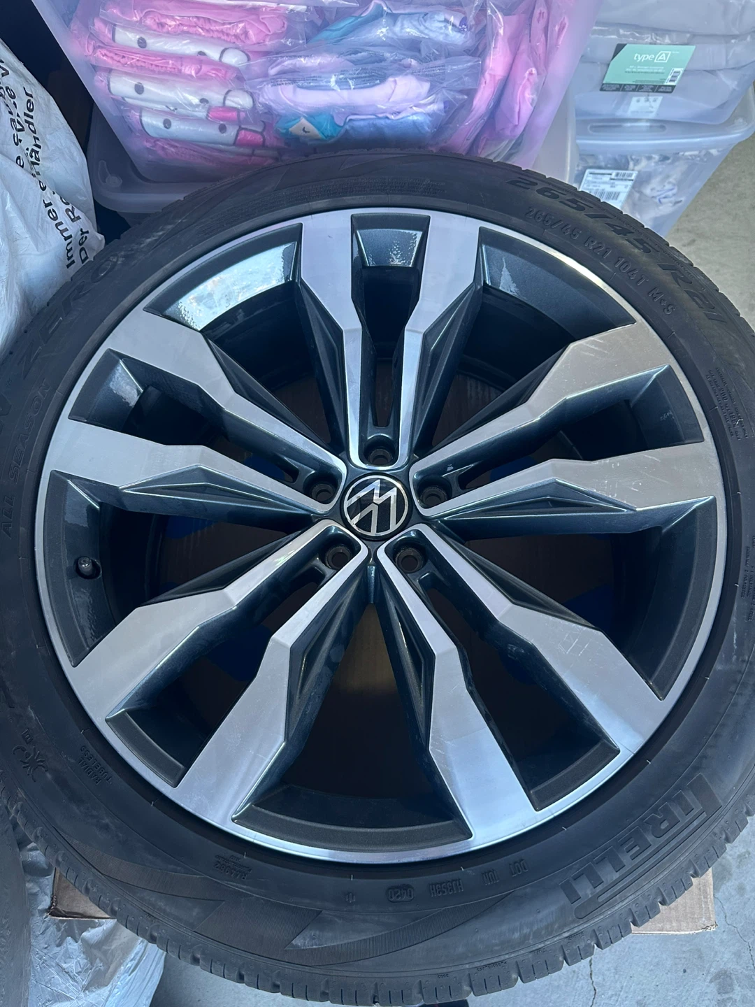 2021 VW Atlas OEM rims and tires + winter mats - photo 2