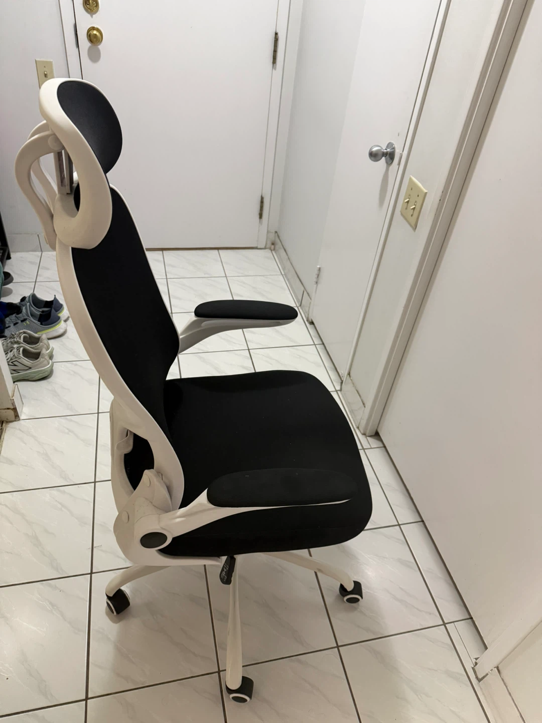 Ergonomic Mesh Office Chair-Great Condition with 3in1 Charger - photo 4