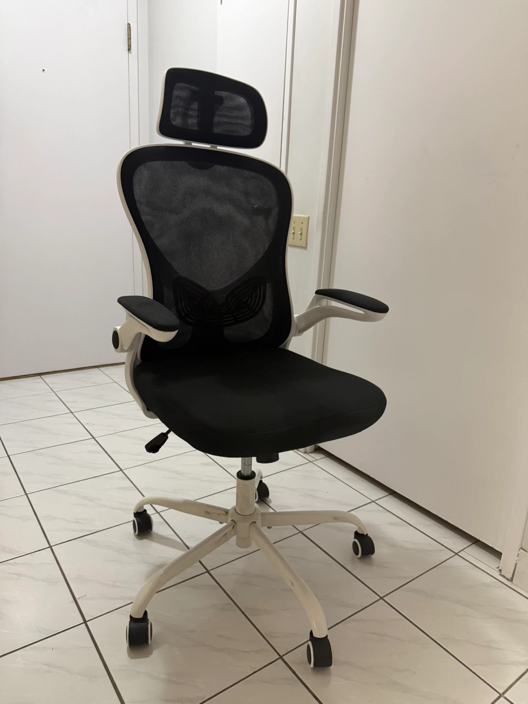 Ergonomic Mesh Office Chair-Great Condition with 3in1 Charger