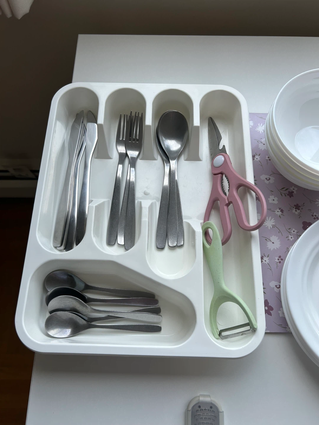 Dinnerware Set with Utensils and Gadgets - photo 2