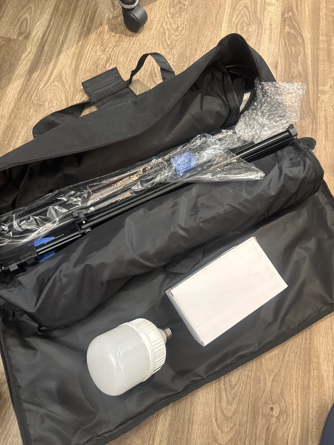 2-Pack Neewer 700W Lighting Kit with Softboxes and Carry Bag 2 - photo 3