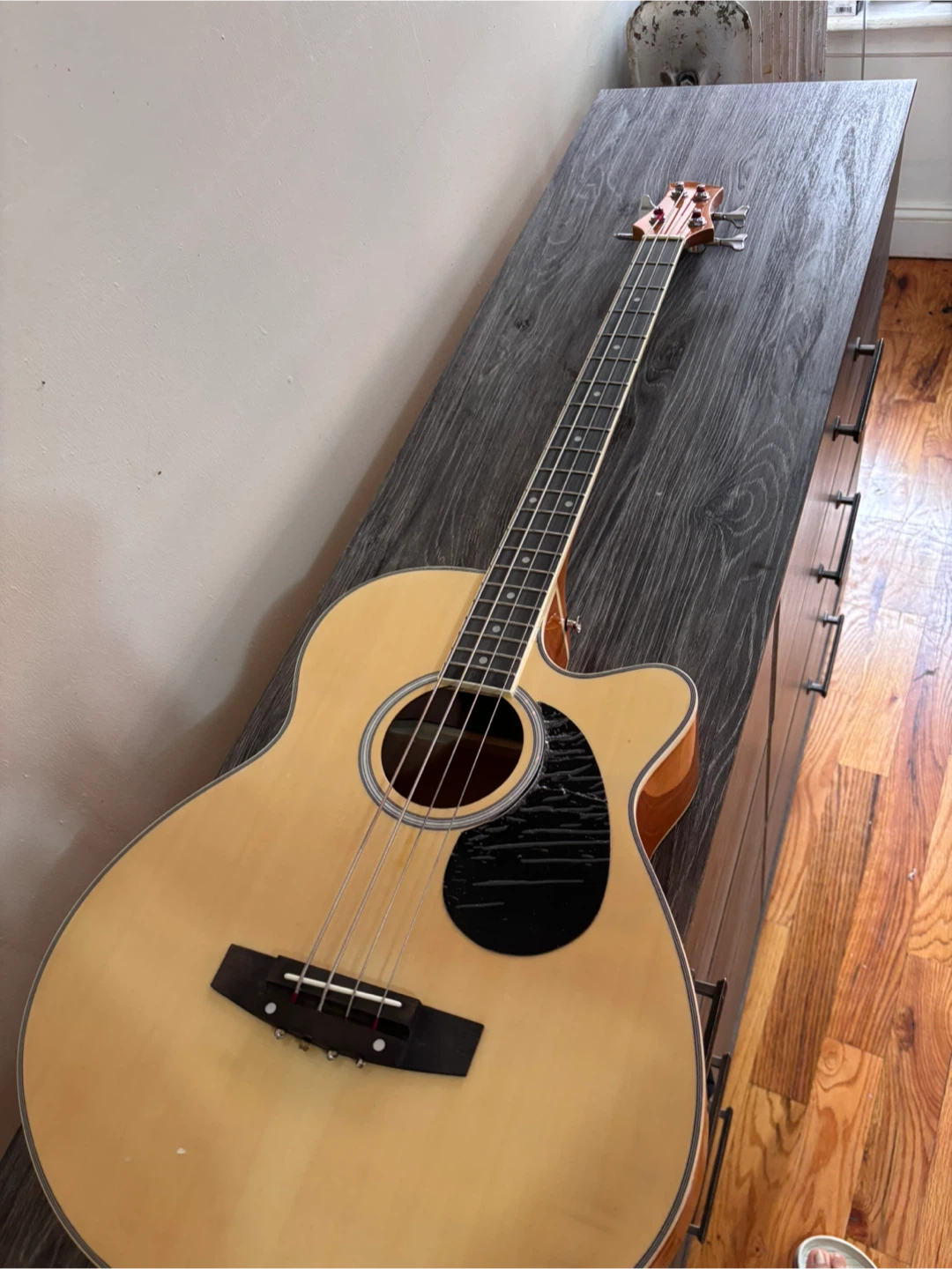 Vendo mi bajo acústico por que no lo utilizo, está casi nuevo