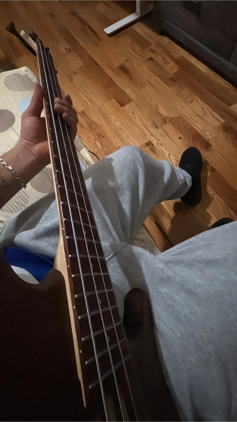 Vendo bajo eléctrico barato, con estuche, bocina y audífono