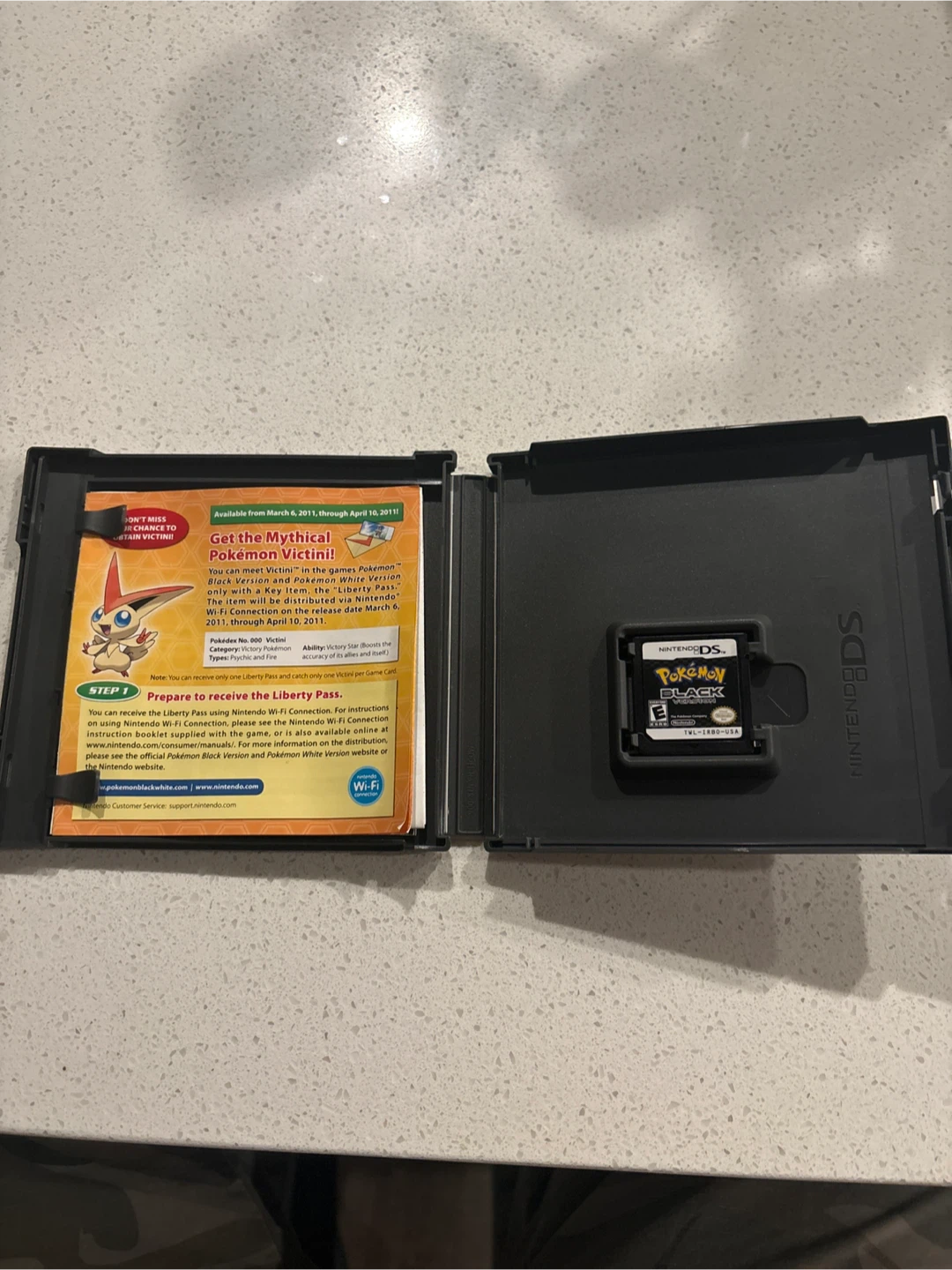 Pokémon Black Nintendo DS complete with case and all manuals - photo 2
