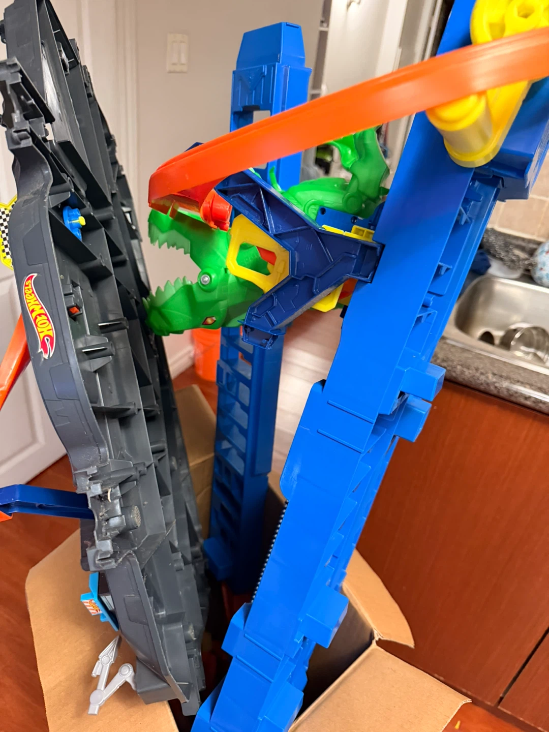 Hot Wheels Ultimate Garage Play Set with T-Rex - photo 2