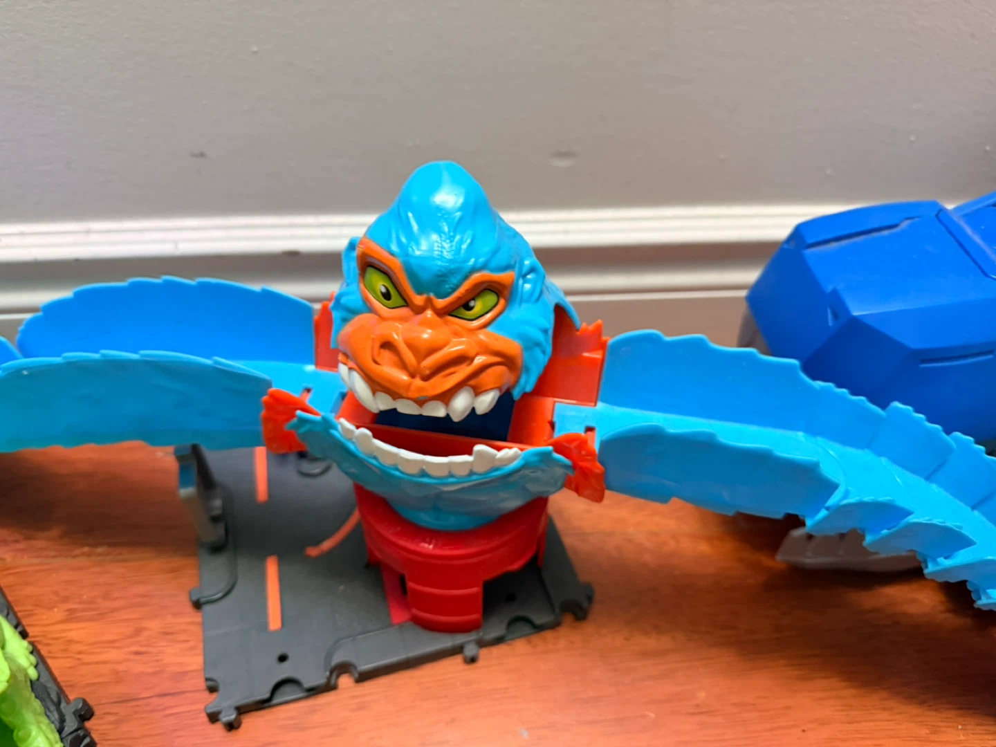 Hot Wheels Shark & Dragon Track Sets with Roller Skates - photo 3