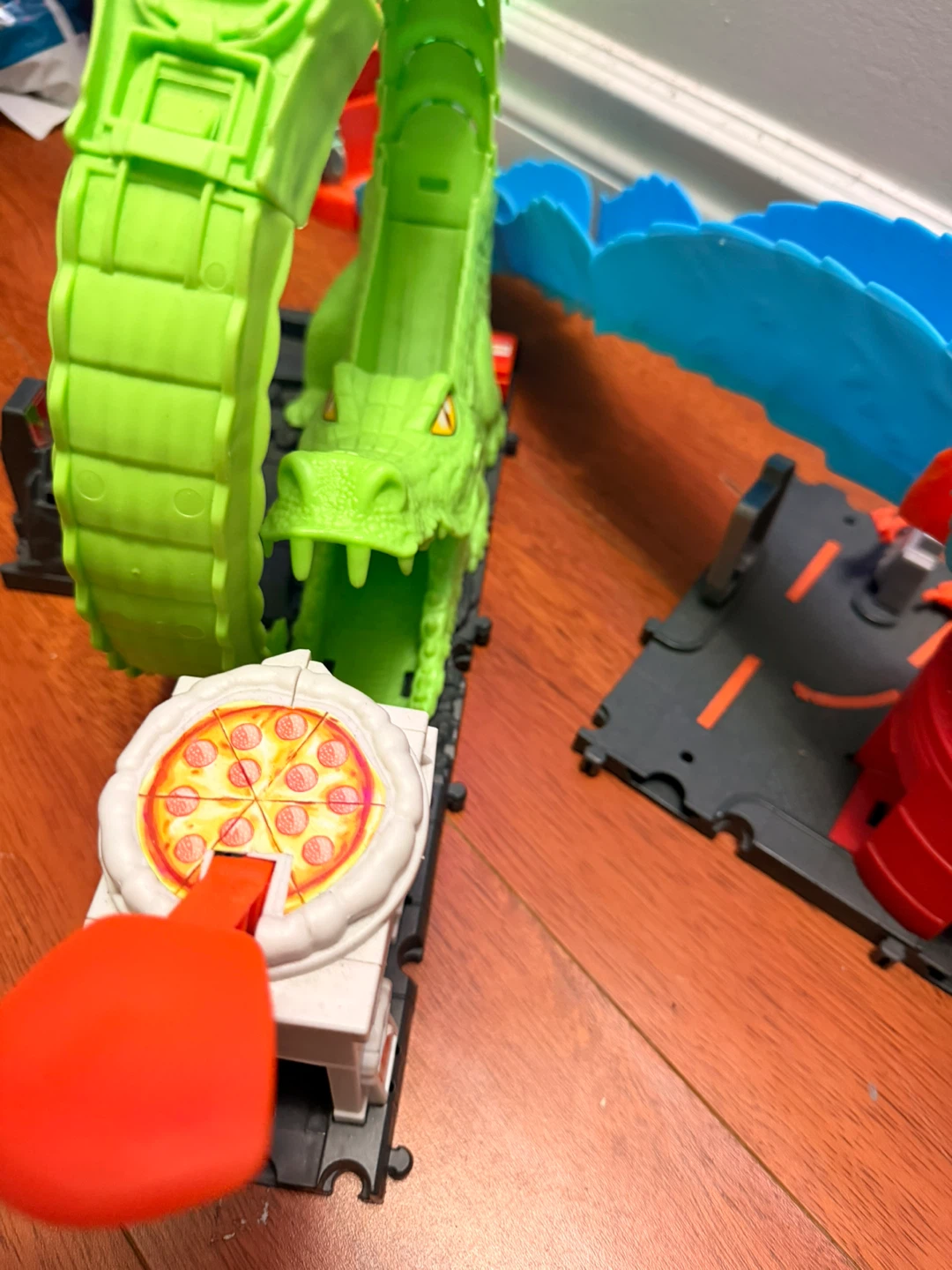 Hot Wheels Shark & Dragon Track Sets with Roller Skates - photo 2