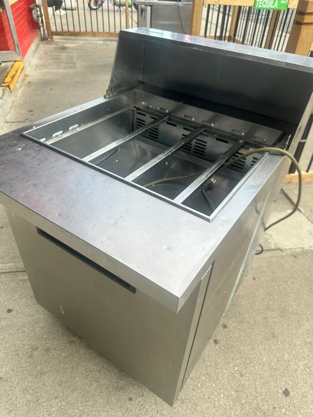 Sandwich Prep Refrigerated Table (not working) - photo 4