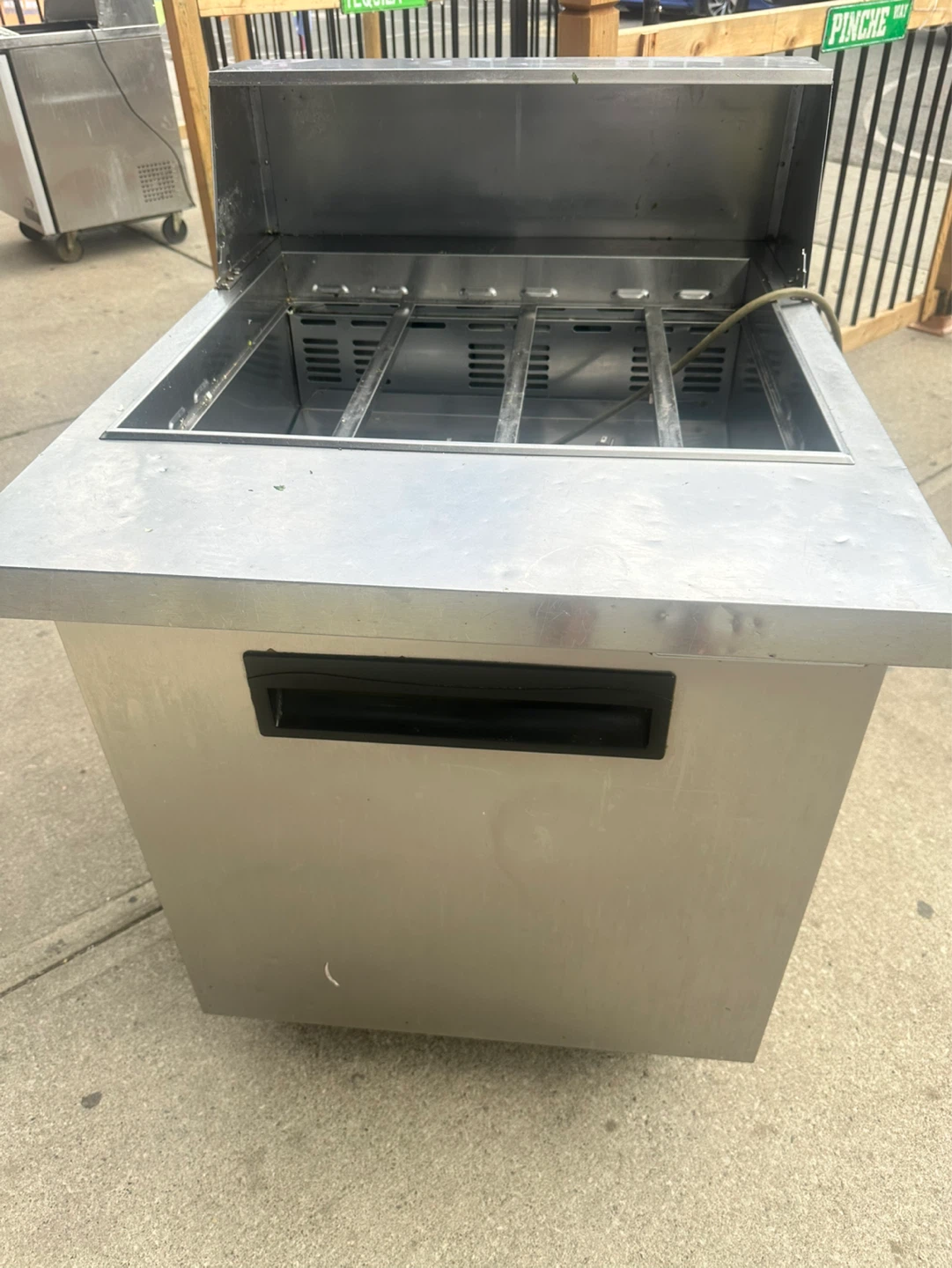 Sandwich Prep Refrigerated Table (not working) - photo 2