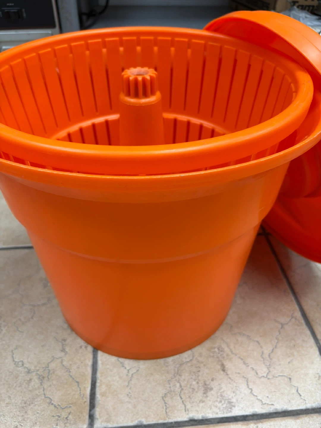 Spinner for drying vegetables