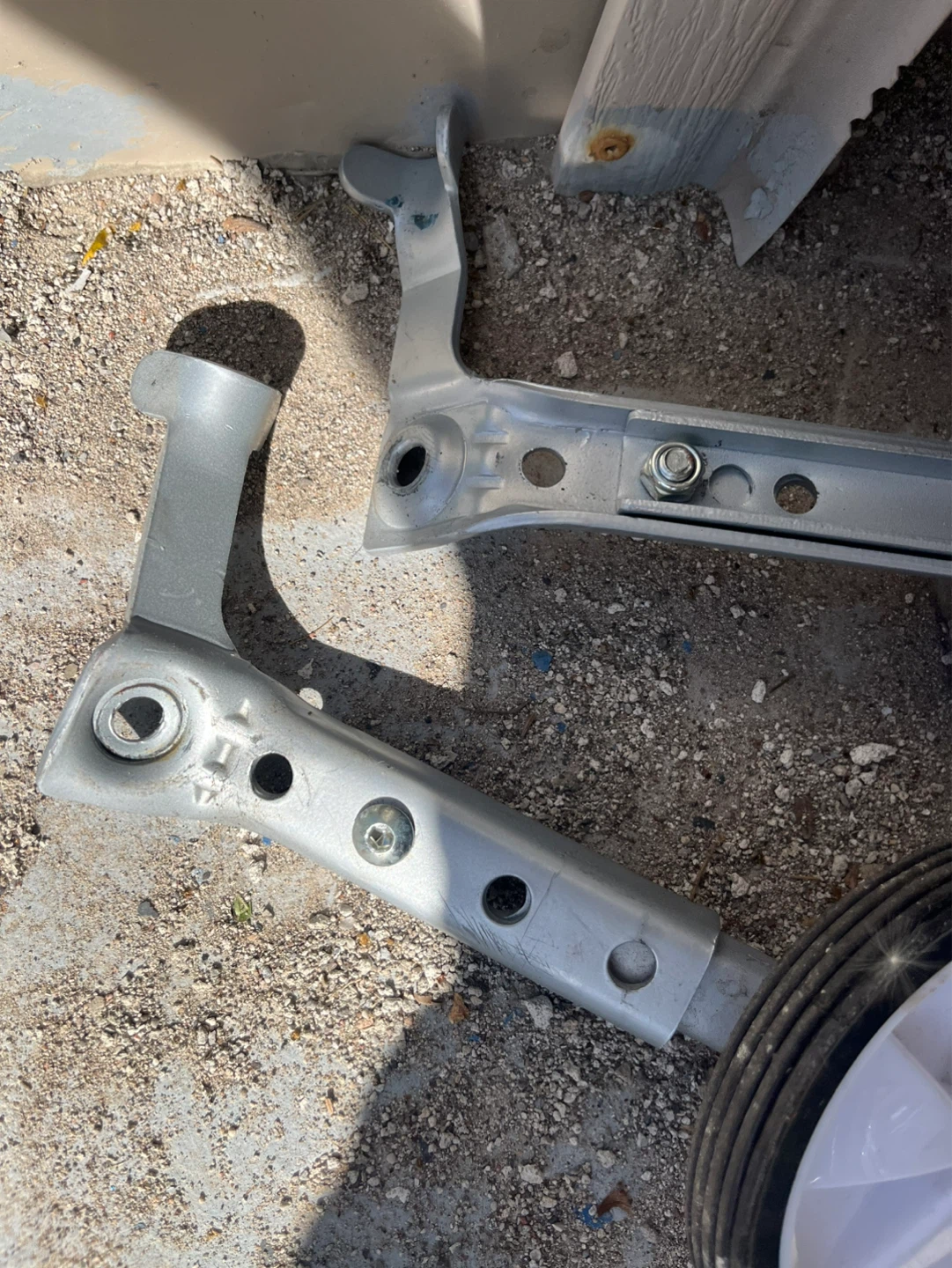 Pair of Training Wheels with Silver Brackets - photo 4