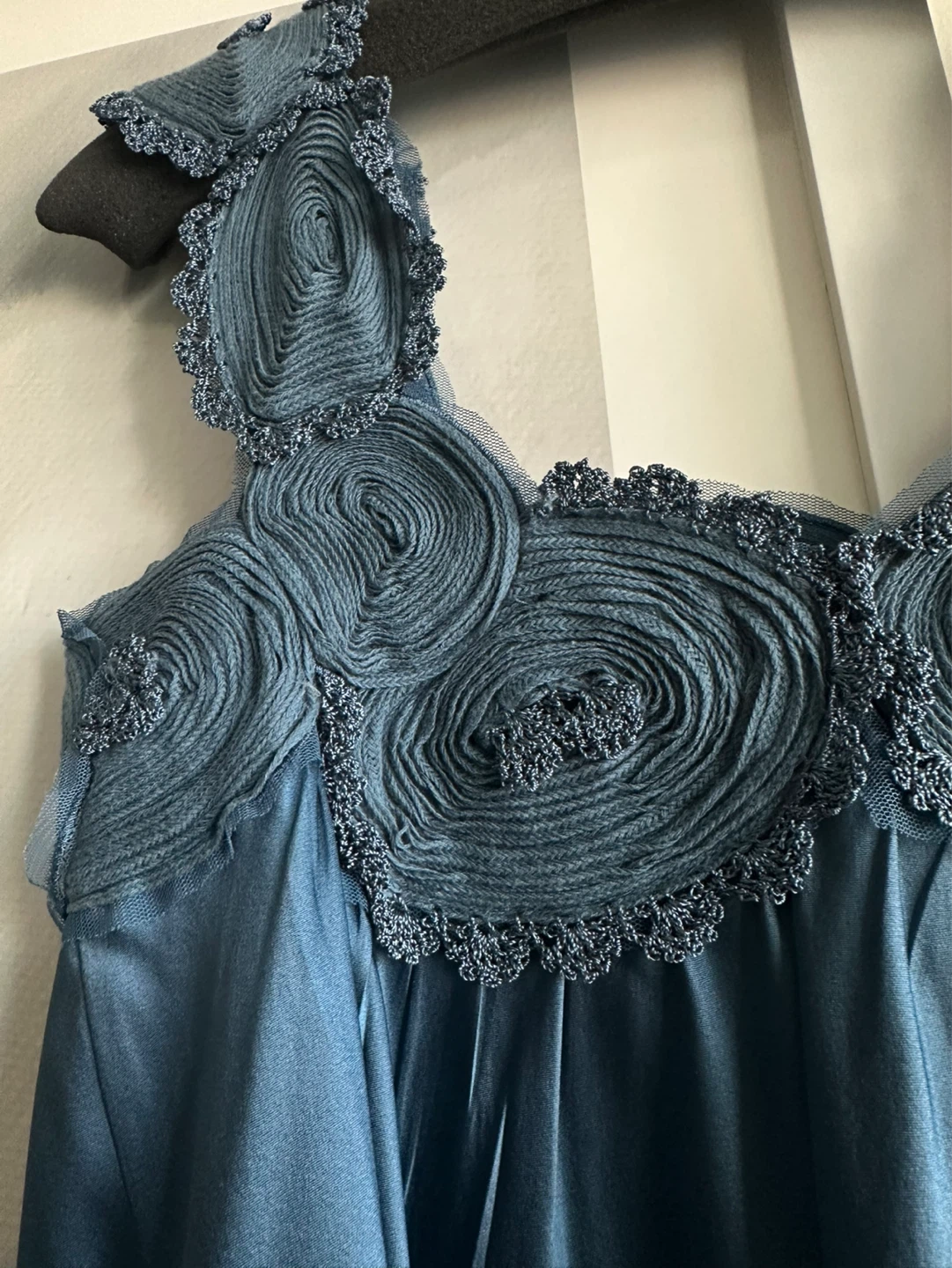 BCBG MaxAzria Silk bubble dress with Embroidered Floral Rosettes - photo 2