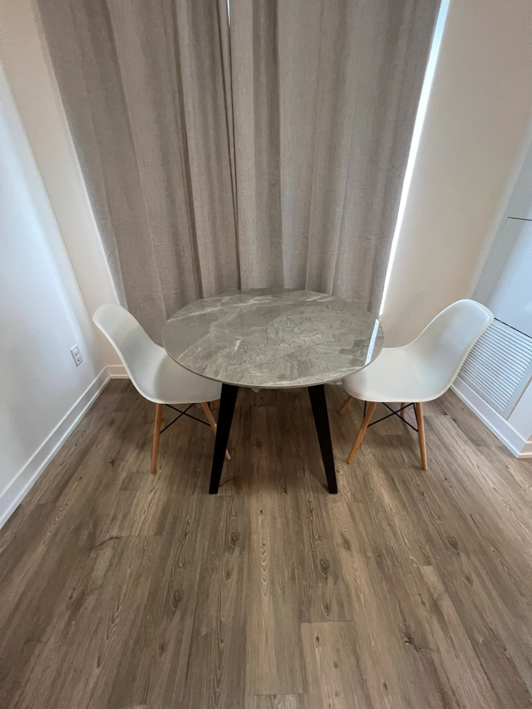Structube dining room table and chairs - photo 2