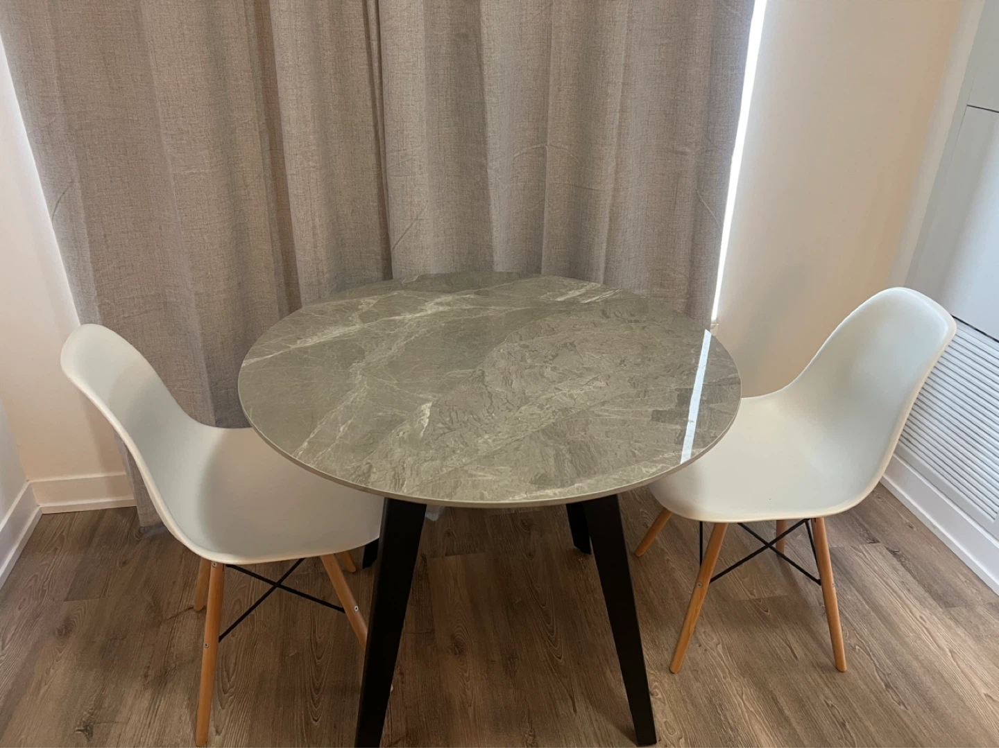 Structube dining room table and chairs - photo 3