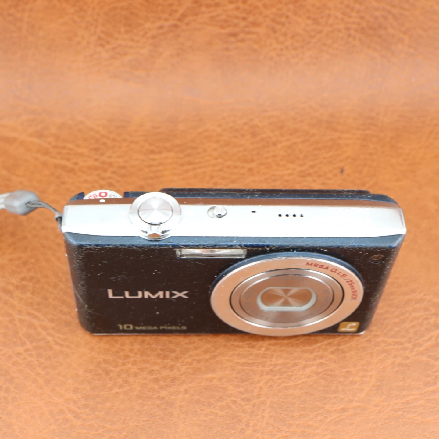 Panasonic Lumix DMC-FH2 Digital Camera - Black - photo 2