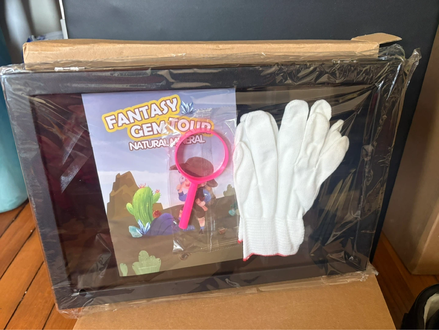 Fantasy Gem Tour Natural Mineral Display Case with Accessories - photo 2