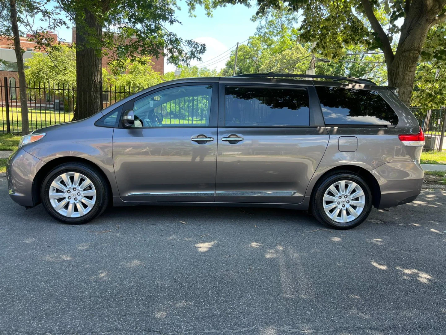 2013 Toyota Sienna XLE - photo 3