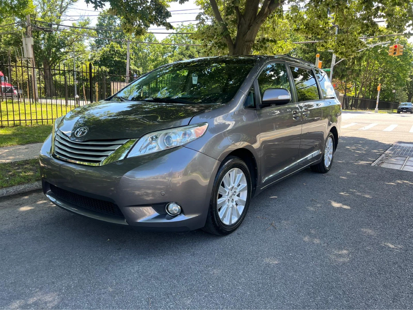 2013 Toyota Sienna XLE - photo 2