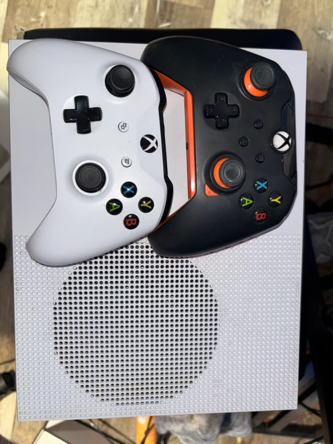 Xbox One S with 2 Controllers⚽️