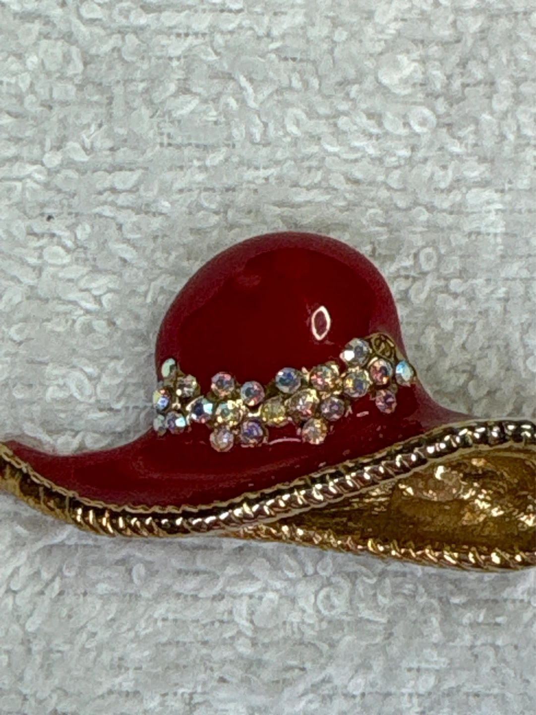 Red Hat Brooch with Rhinestones - photo 3