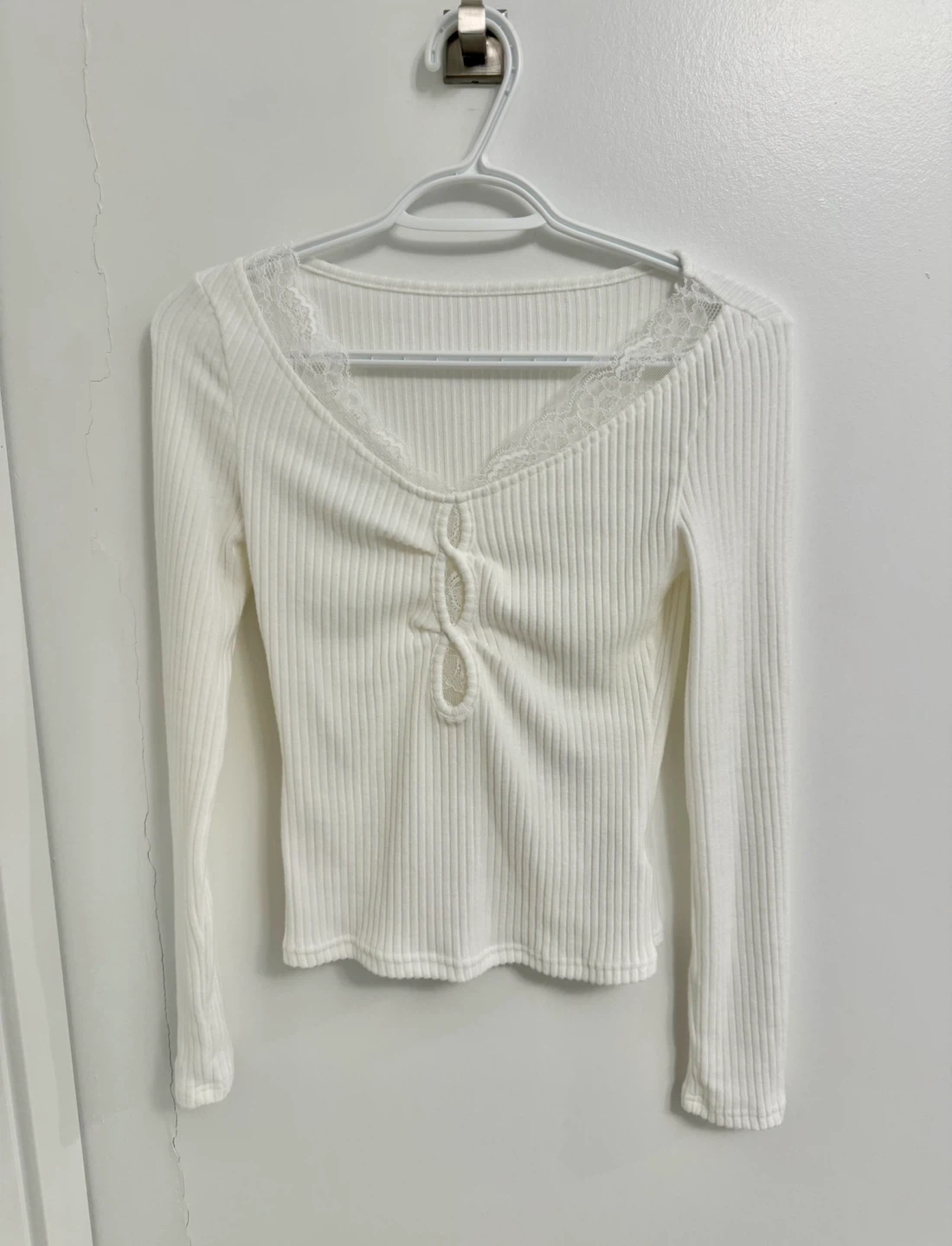 White ribbed long sleeve top with lace trim - photo 2