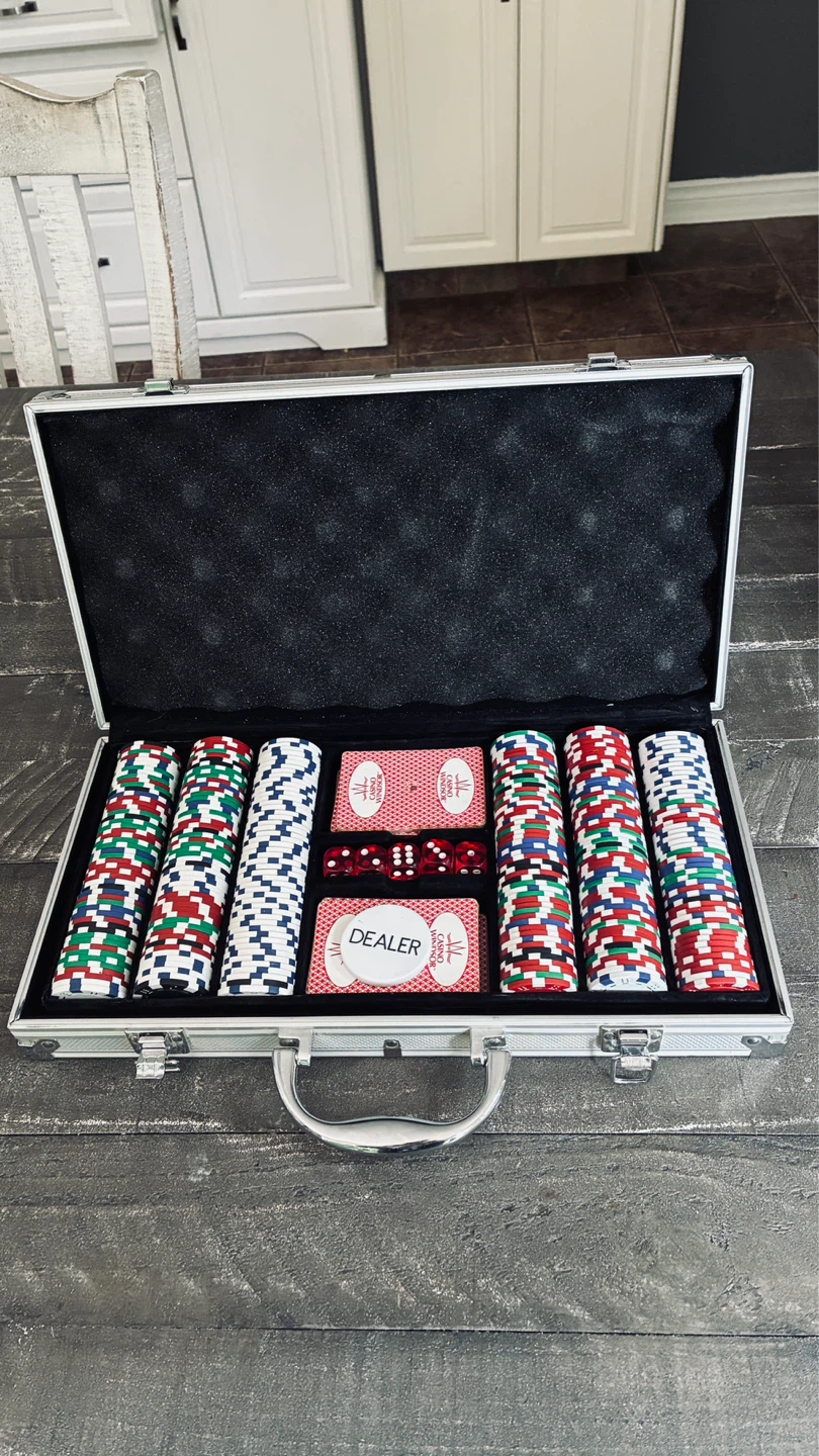 Poker chips set with carrying case
