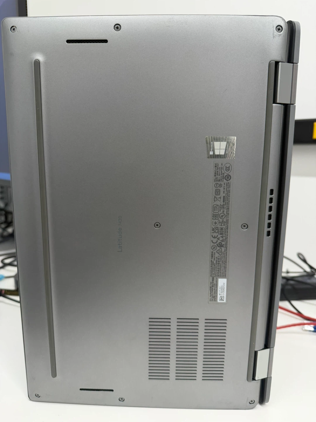 Dell Latitude 7420 Laptop - photo 3