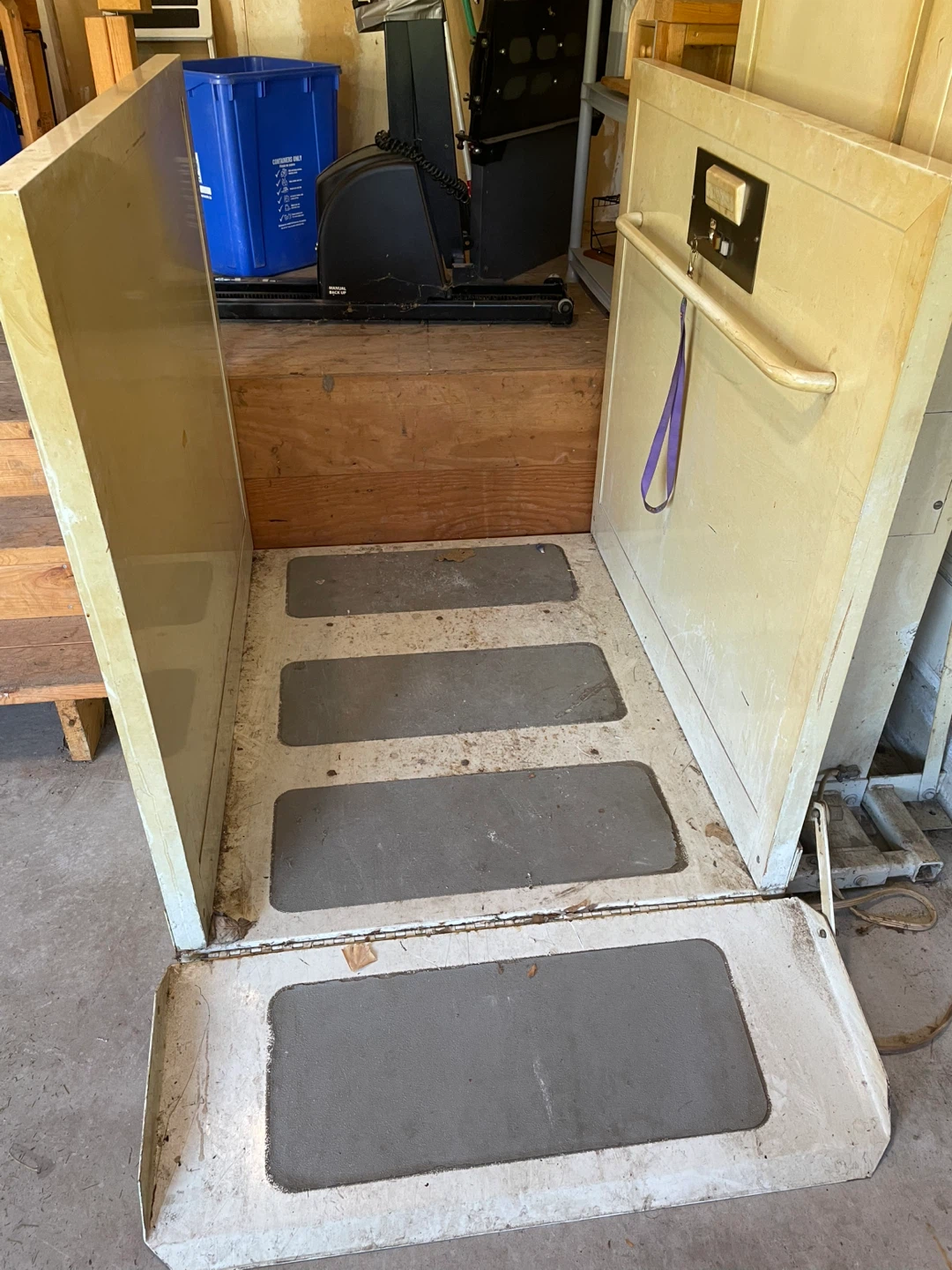 Wheelchair lift