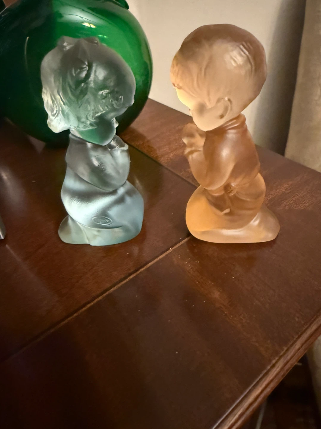 Set of 2 Vintage Glass Praying Children Figurines (Amber & Blue) - photo 2