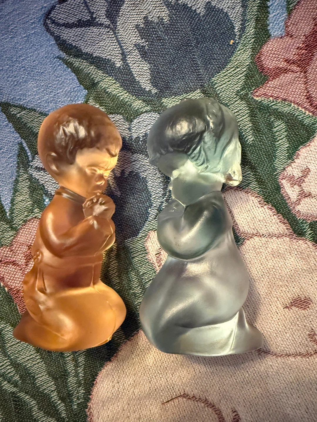 Set of 2 Vintage Glass Praying Children Figurines (Amber & Blue) - photo 3
