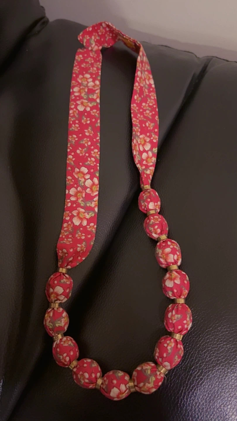 ⚽ Red floral fabric beaded necklace