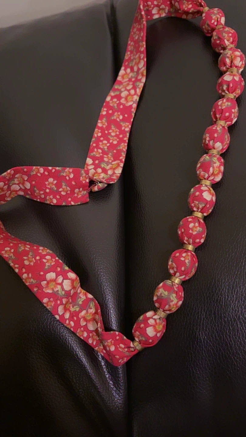 ⚽ Red floral fabric beaded necklace - photo 2