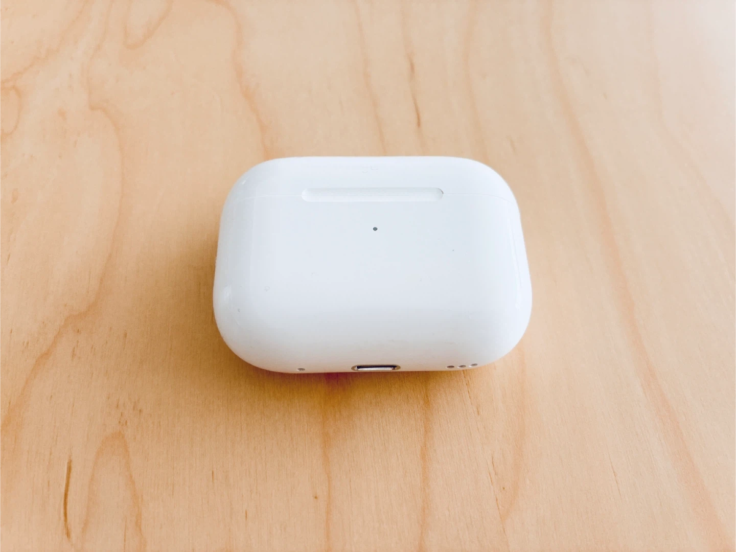 A pair of bluetooth earbuds with charging case - photo 2