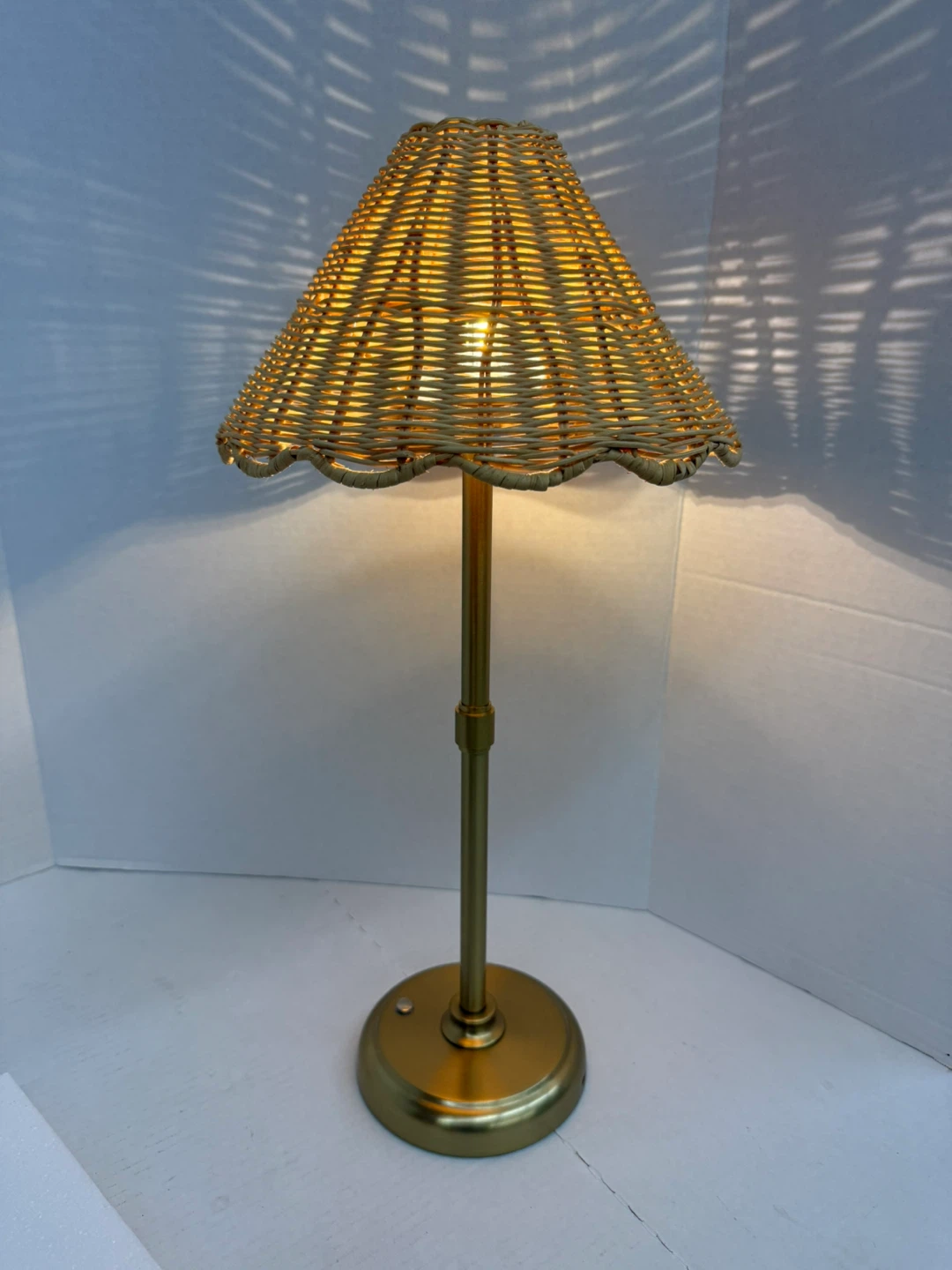 Wicker Scalloped Table Lamp - photo 2