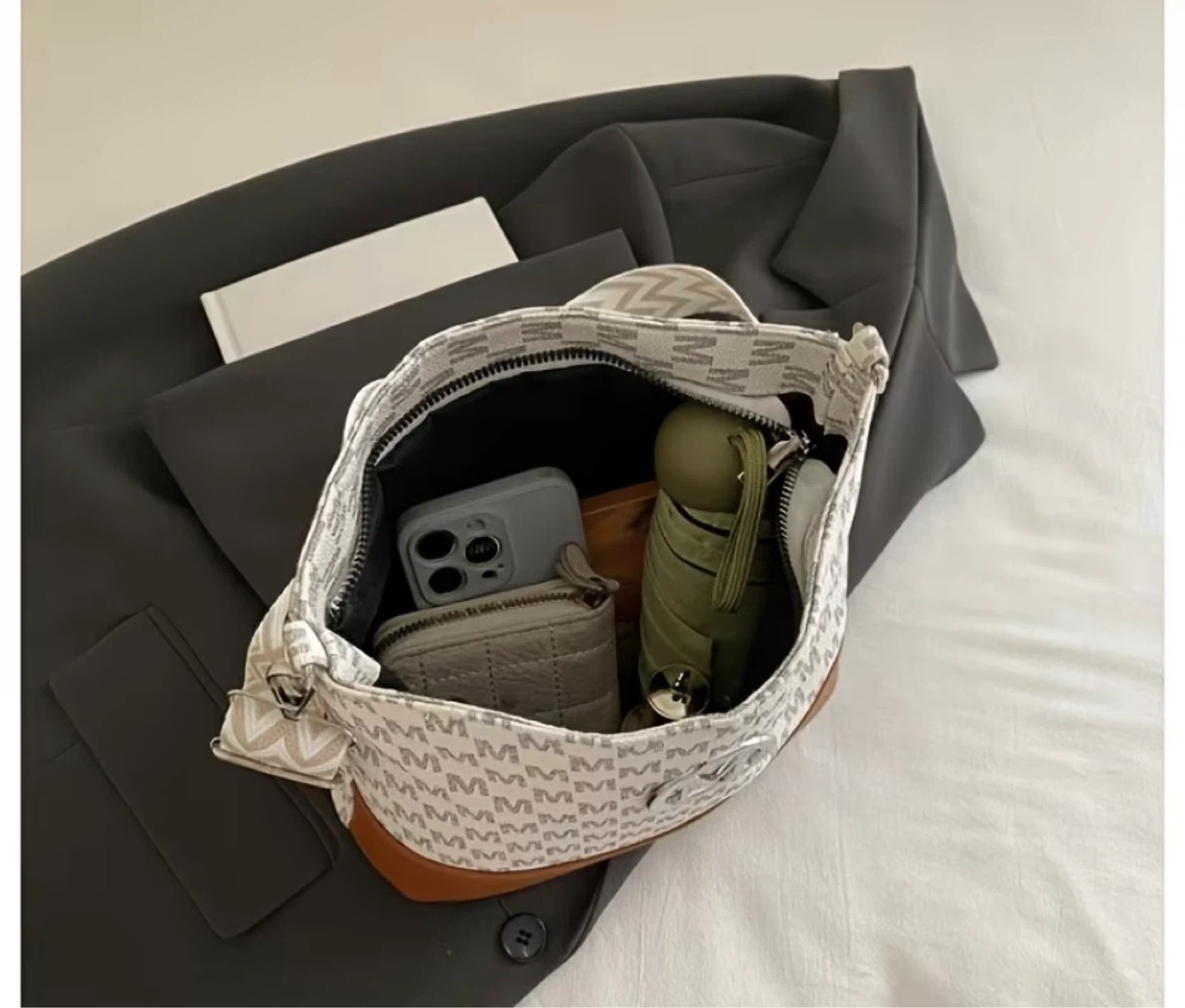 Bucket Bag with Zipper - photo 4