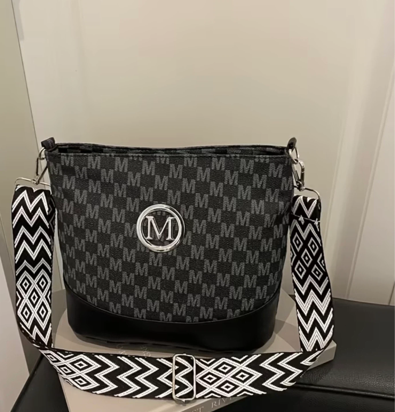 Bucket Bag with Zipper - photo 2