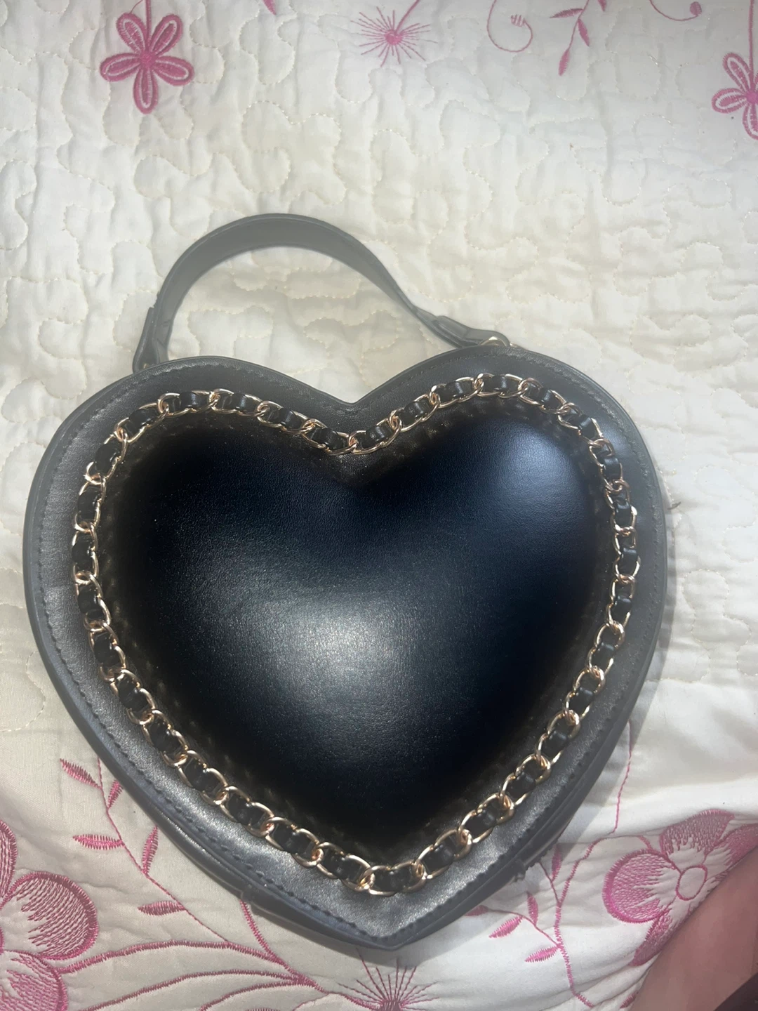 Black Heart Shaped Purse with Chain Detail ⚽