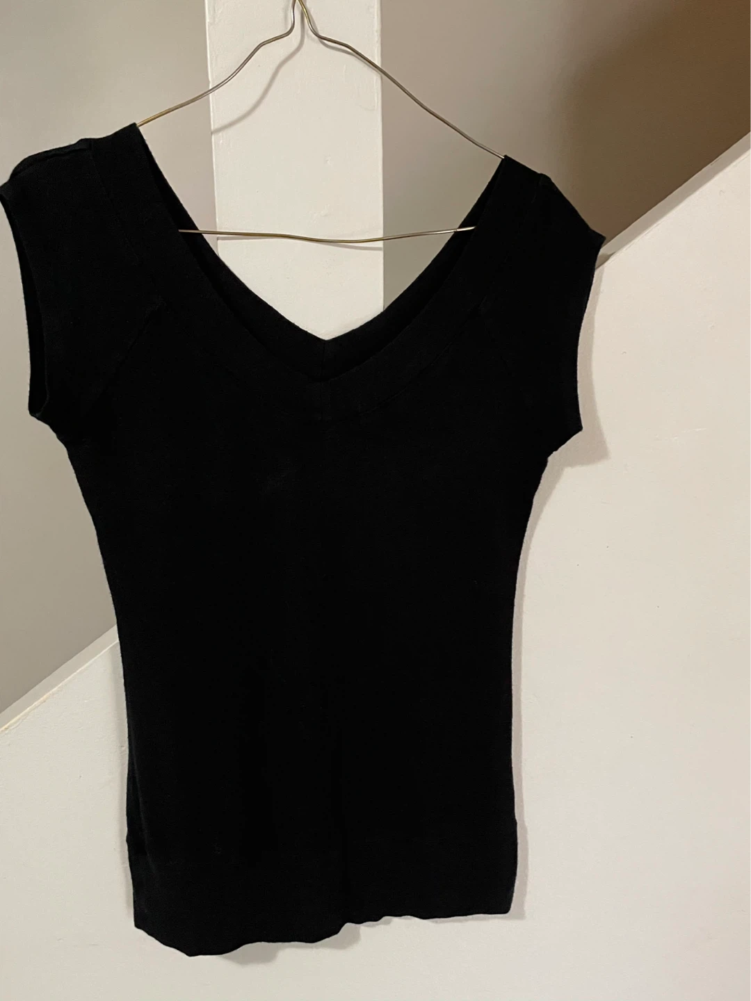 ⚽️Black V-Neck Cap Sleeve Top