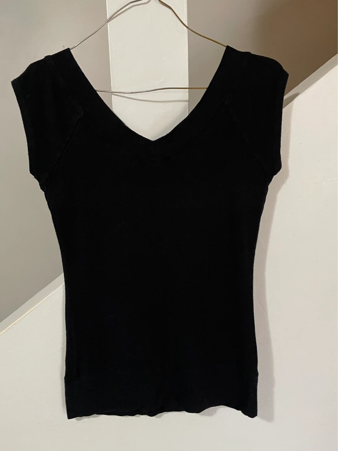 ⚽️Black V-Neck Cap Sleeve Top - photo 2