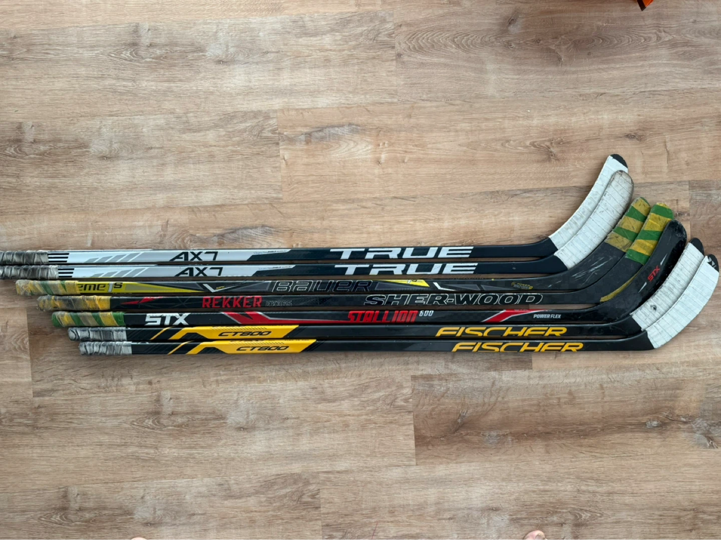 Lot of 7 Senior(RH) Hockey Sticks – True, Bauer, STX, Sherwood