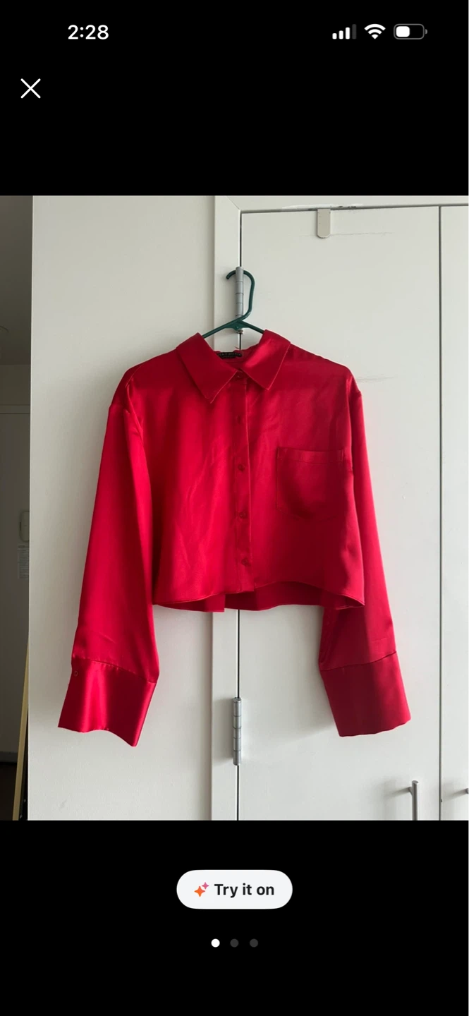 Alice&olivia Red Satin Button-Up Cropped Shirt ⚽️